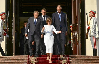 La presidena moldava, Maia Sandu, junto a Donald Tusk, Emmanuel Macron y Friedrich Merz en Chisinau.