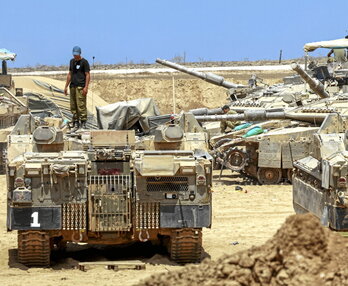 Tanques israelíes, preparados junto a la frontera para entrar en la Franja de Gaza.