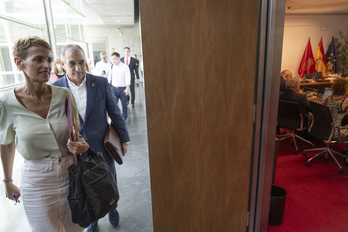 María Chivite, junto al consejero Óscar Chivite, se dirige a la sala de comisiones del Parlamento navarro para comparecer sobre el «caso Koldo» en junio.