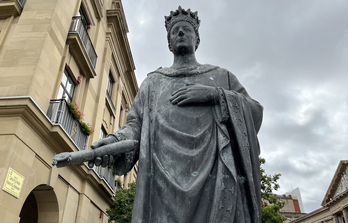 Estatua de Carlos III en el arranque de la avenida de Iruñea que lleva su nombre.