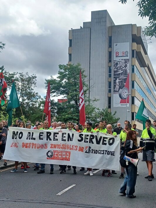 Concentración en el acceso a la planta de Bridgestone en Basauri.