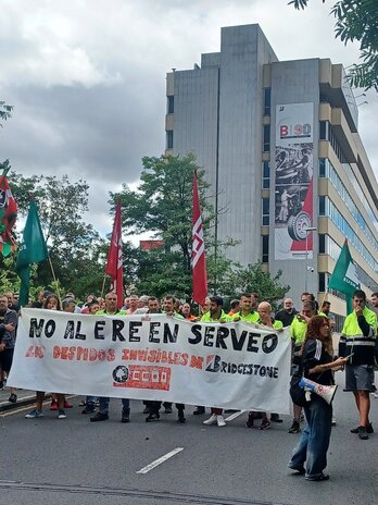Concentración en el acceso a la planta de Bridgestone en Basauri.