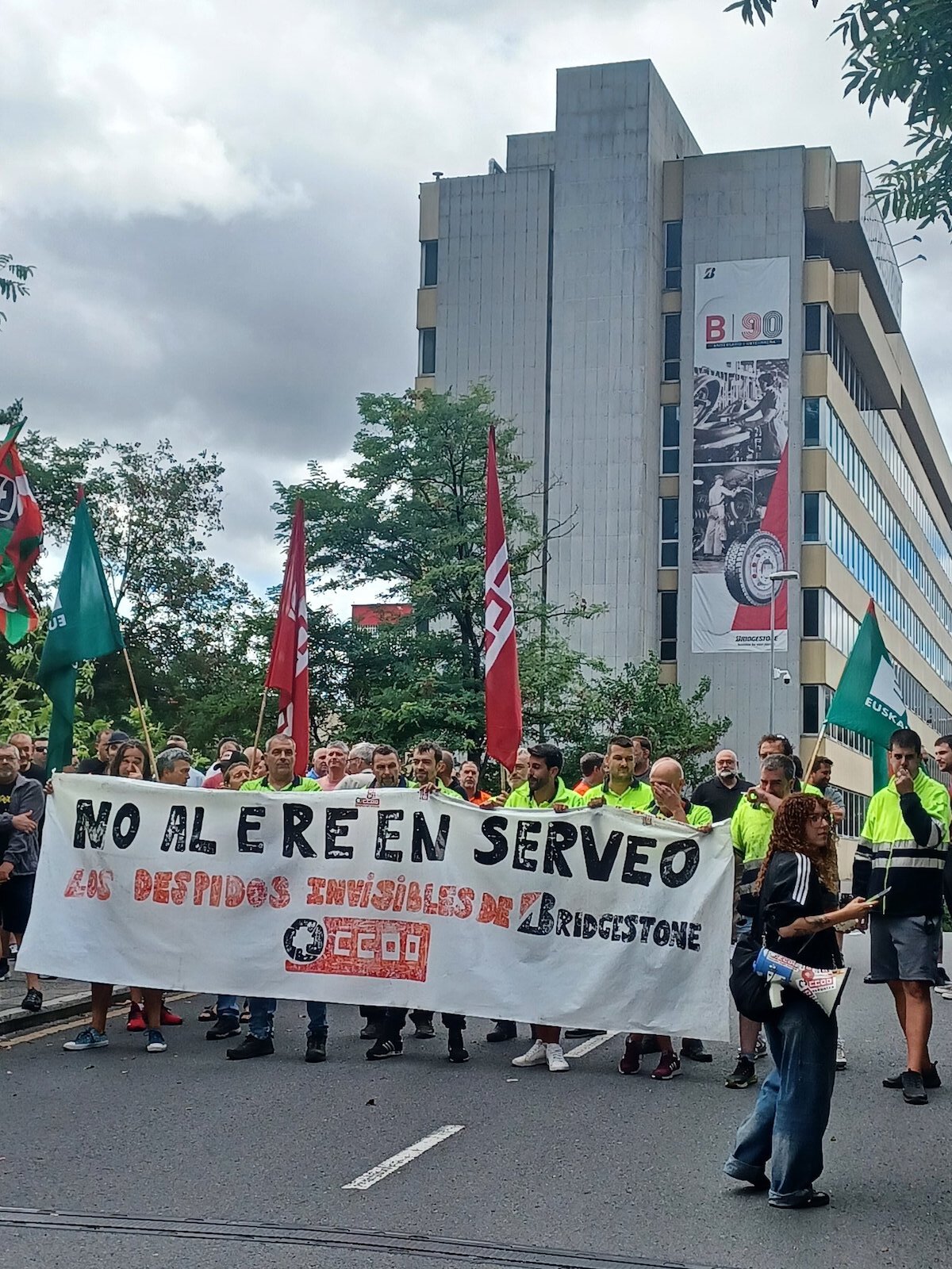 Concentración en Bridgestone de Basauri contra los 14 despidos en la ...