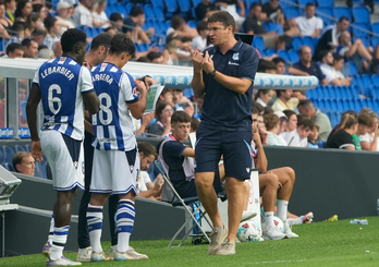 Ansotegi da instrucciones a Carrera y Lebarbier en el partido contra el Zaragoza.