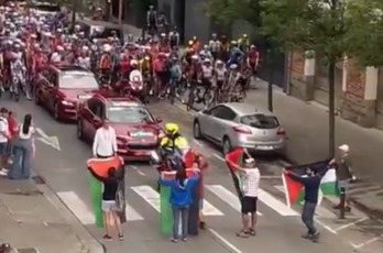 La etapa sexta, detenida este vez en Olot con banderas palestinas.