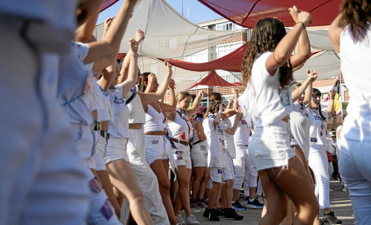 Gazteak dantzan, Berriozarko jaietan.