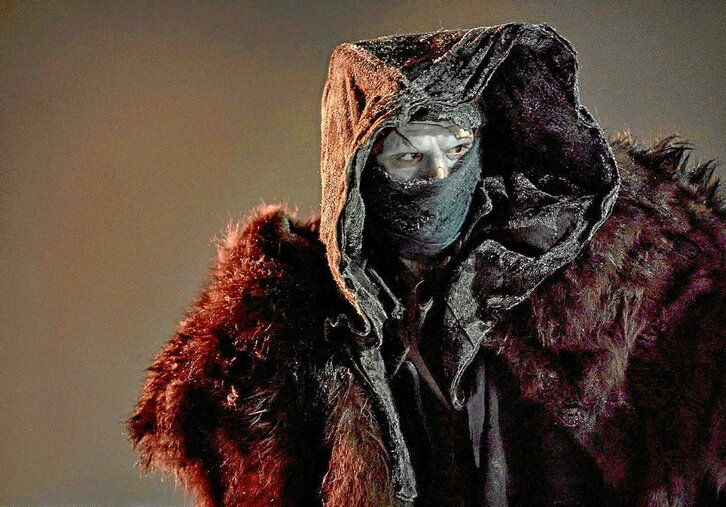 Guillermo del Toro eta Oscar Isaac, «Frankenstein»-en filmaketan. Aurreko orrialdean, Jacob Elordi, munstro bihurtuta.