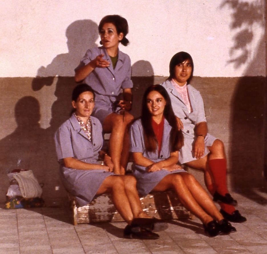 Espetxeko patioan, kideekin solasean.