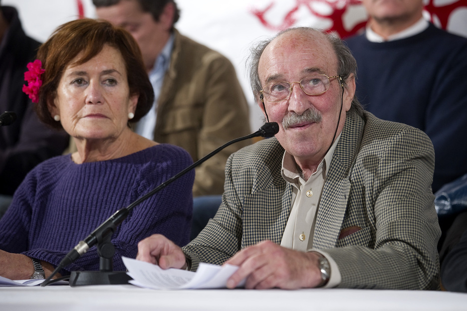 2010ean, ziklo aldaketa eta ezker abertzalearen berregituraketa bultzatu zuen Arrutik. Irudian, Txomin Ziluagaren ondoan.