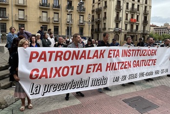 Concentración sindical ante Inspección de Trabajo en Iruñea para denunciar la muerte de otro transportista en accidente laboral.