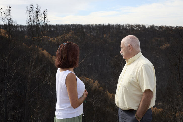 El consejero José María Aierdi y la alcaldesa de Zarrakaztelu, Olaia Fraile, en la zona afectada.