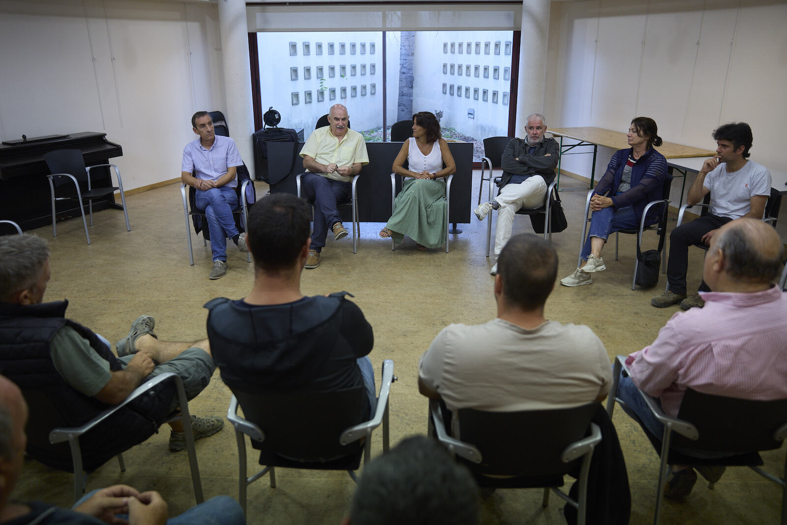 Reunión de Aierdi con agricultores y agentes locales. (Unai BEROIZ | GOBIERNO DE NAFARROA)