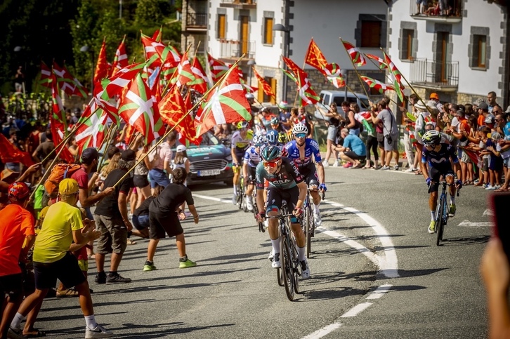 Zaletuak ikurrinak astintzen Lekunberrin, Vueltako etapa batean, iaz.