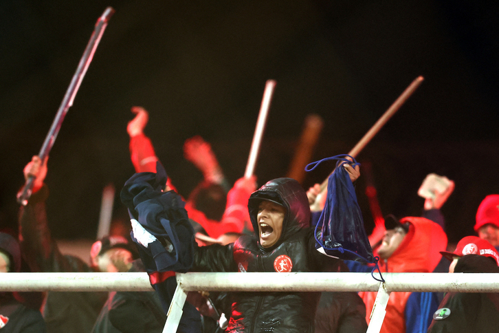 Hinchas de Independiente agitan palos en las gradas  durante la interrupción del partido de vuelta de los octavos de final de la Copa Sudamericana entre Independiente de Argentina y Universidad de Chile. 