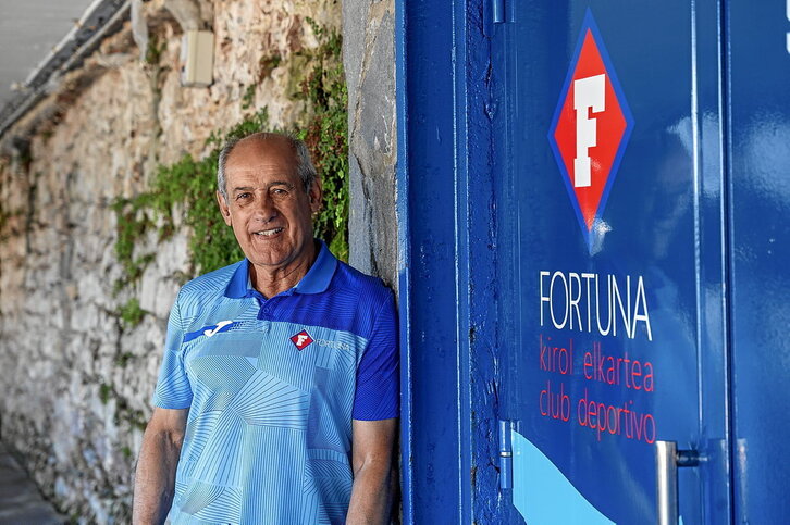 Iñaki Otxoa, responsable de la sección de piragüismo y remo del Club Deportivo Fortuna, apoyado en la puerta del local que regenta su club en la playa de La Concha.  Andoni Canellada | FOKU
