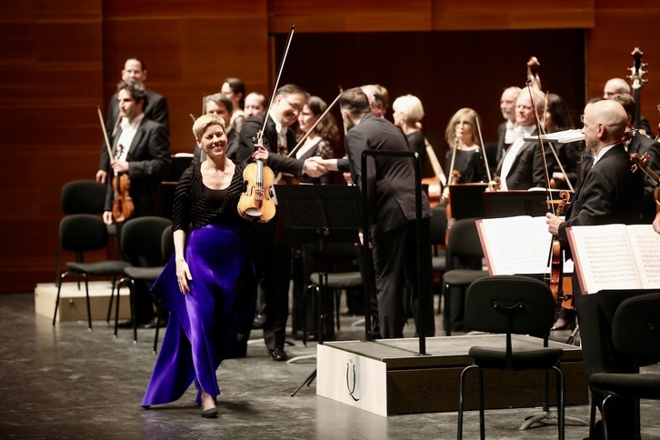 Gewandhausorchester Leipzig y la violinista Isabelle Faust. 