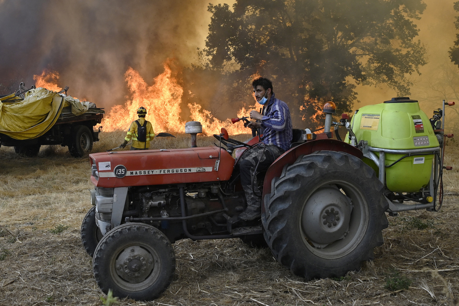 La oleada de incendios ha acabado con la vida de siete personas en el Estado español este verano. (Miguel RIOPA | AFP)