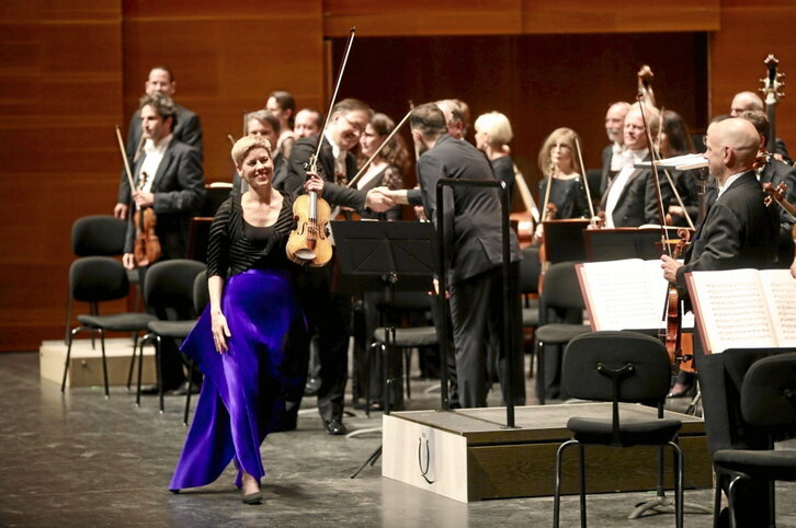 Gewandhausorchester Leipzig y la violinista Isabelle Faust.