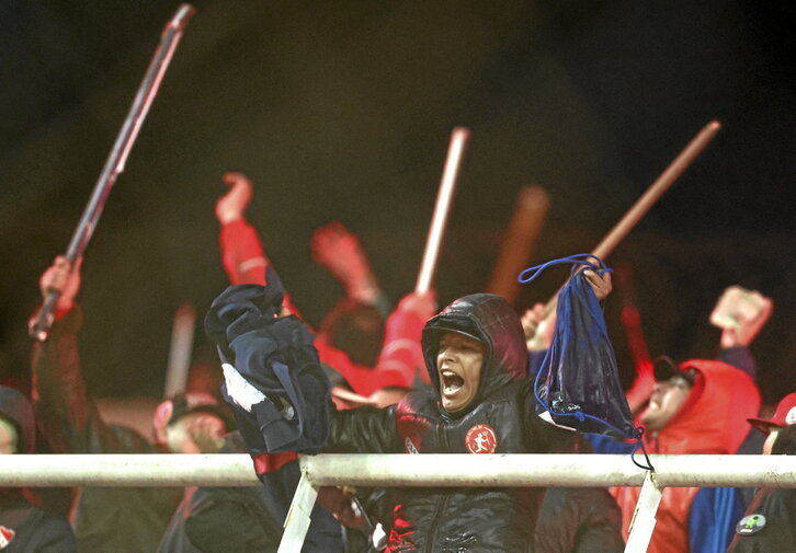 Hinchas de Independiente agitan palos en las gradas  durante la interrupción del partido de vuelta de los octavos de final de la Copa Sudamericana entre Independiente de Argentina y Universidad de Chile.