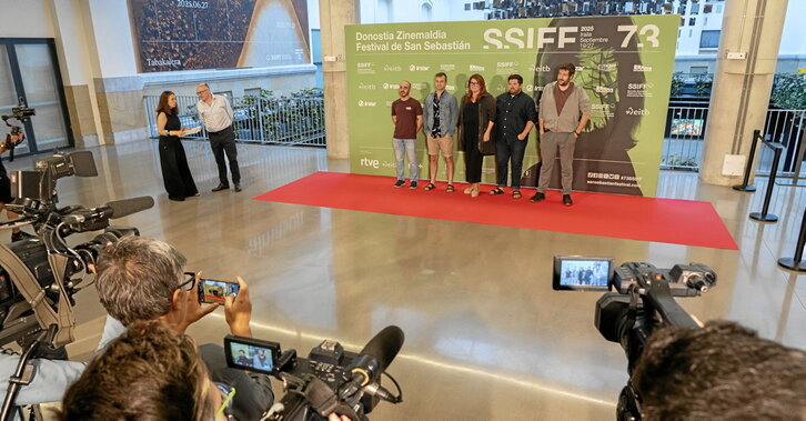 Oier Plaza eta bere lantaldea, aurkezpenean. Pragan estreinatu zuten «Popel/Errautsak» dakarte Zinemaldira.