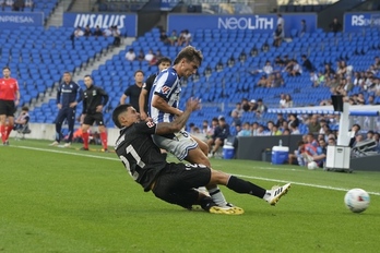 Chumi entra a Mikel Rodríguez para enviar el balón por banda.