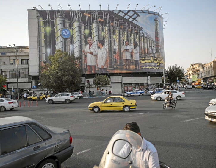 Pancarta con imágenes de homenaje a los científicos nuclares.