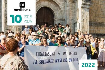 De nombreuses personnes se sont rassemblées devant l'église d'Urrugne, le 27 août 2022.