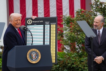 Trump anunciando aranceles.