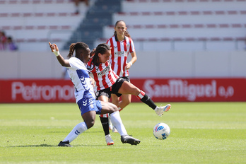 Amani y Nerea Nevado pugnan por el balón