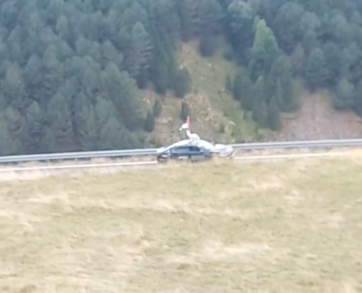 Imagen del momento en el que quitan la bandera palestina.