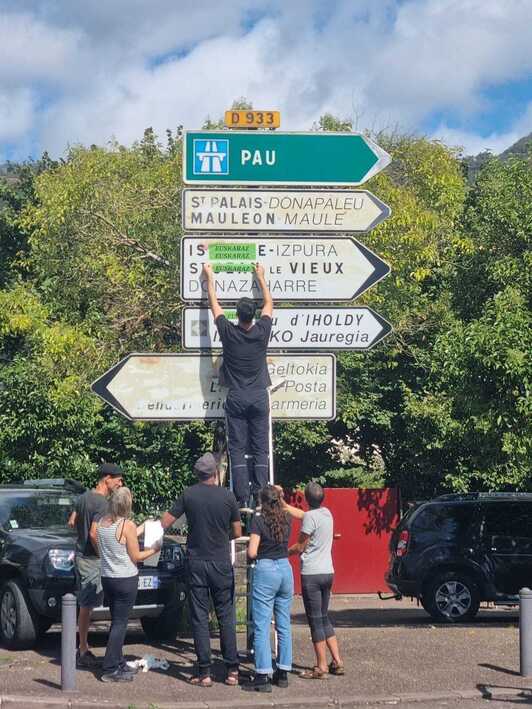 Seinaleetan euskarazko izenak lehenestearen aldeko ekimena.
