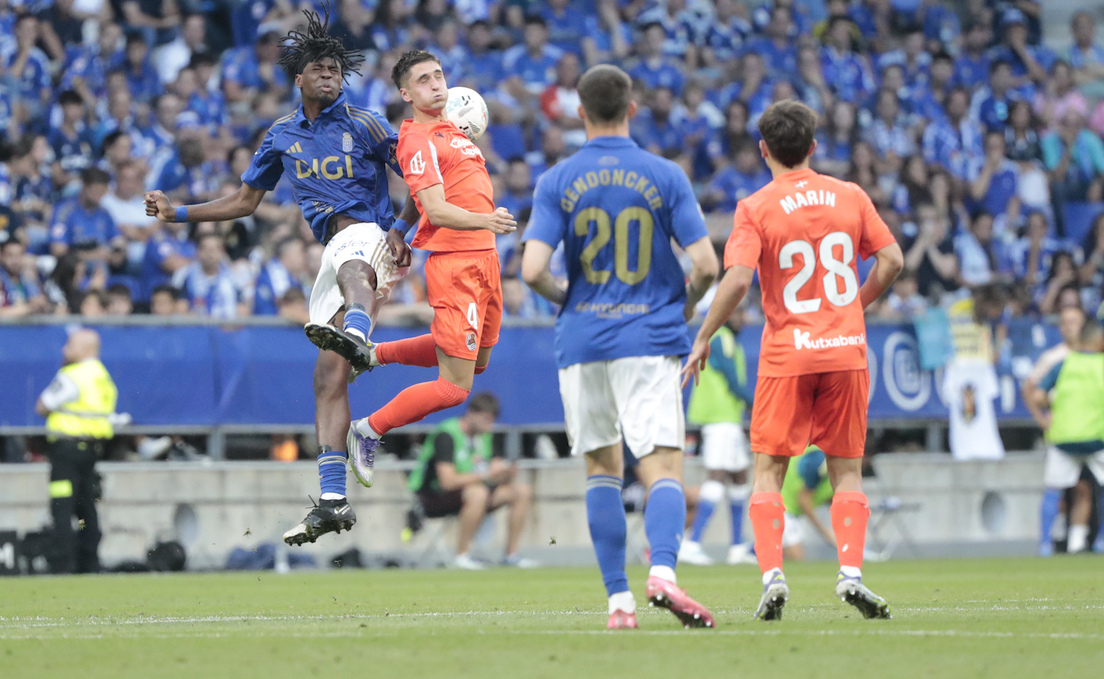 Gorrotxategi, titular por vez primera, pugna por un balón aéreo ante la mirada de Marín.