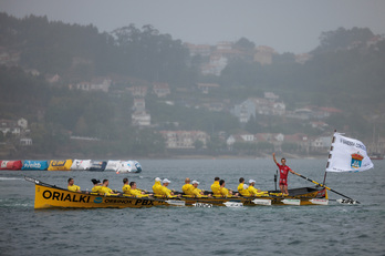 Orioko ontzia, bandera hartuta garaile.
