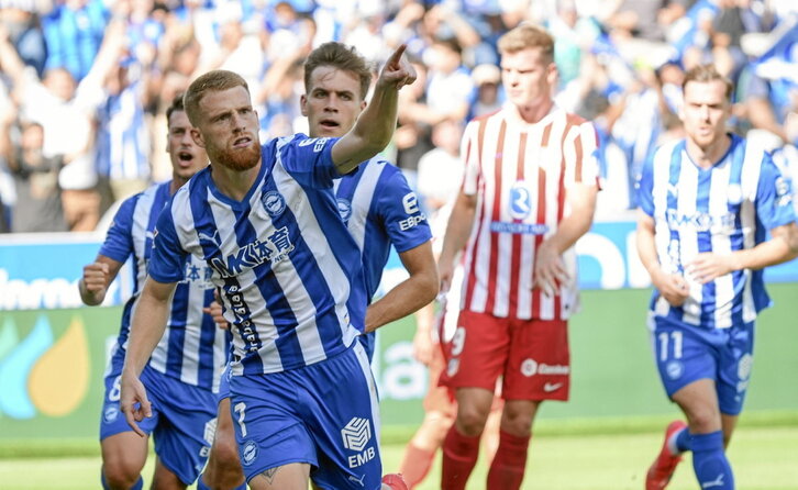 Carlos Vicente celebra el gol del empate, tras marcar el penalti de listo que le sacó Tenaglia a Sorloth.