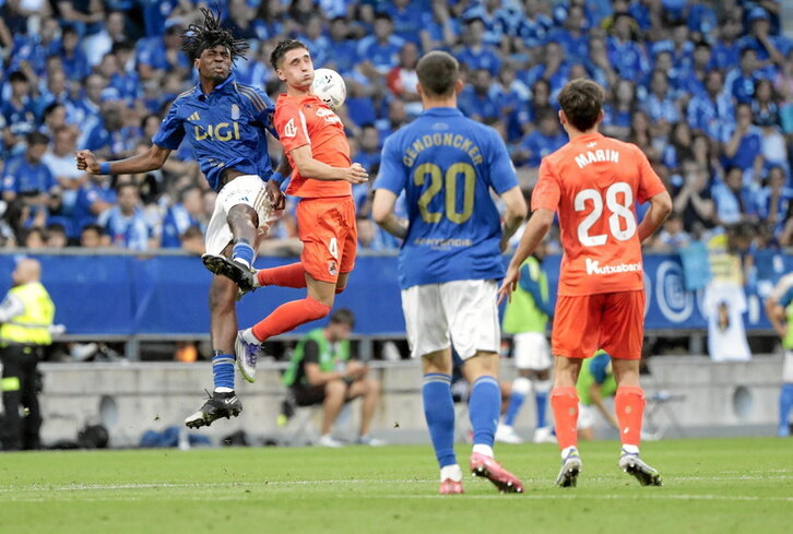 Gorrotxategi, titular por vez primera, pugna por un balón aéreo ante la mirada de Pablo Marín.
