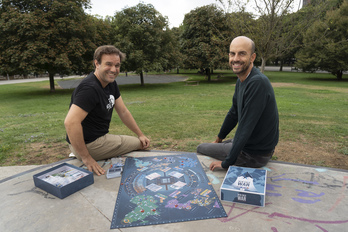 Igor Plaza y Andoni Orive posan con su juego en el Parque de Antoniutti de Iruñea.