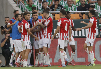 Los jugadores del Athletic celebran uno de los goles en La Cartuja.