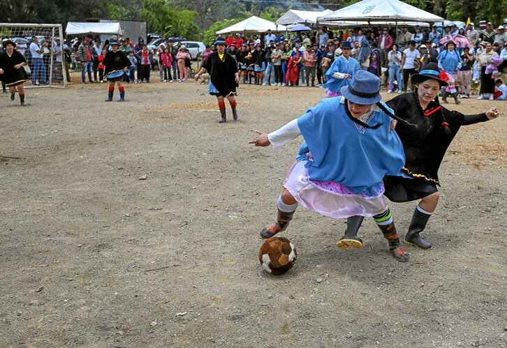 Dos jugadoras de Las Habas y Las Jediondas pugnan por un balón.