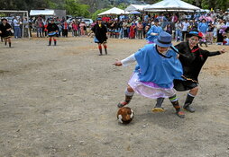 Dos jugadoras de Las Habas y Las Jediondas pugnan por un balón.
