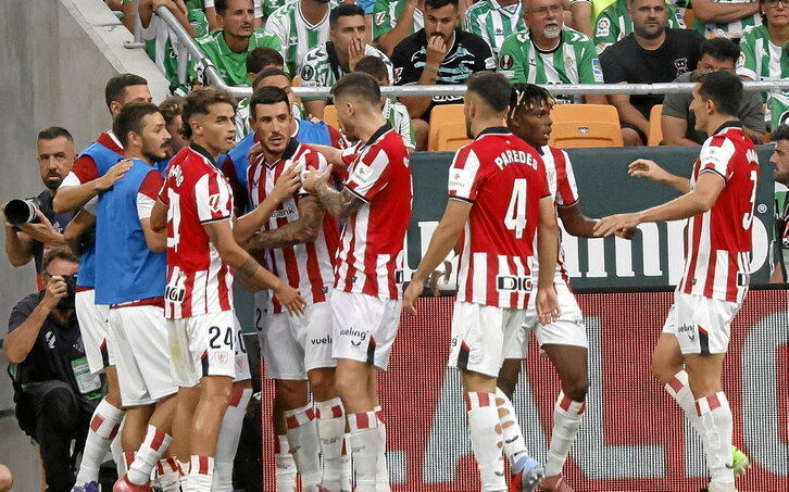 Los jugadores rojiblancos celebran uno de los goles en el Estadio de La Cartuja de Sevilla.
