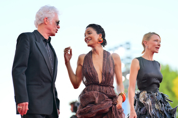 El director Jim Jarmusch, con las actrices Indya Moore y Cate Blanchett, este domingo en Cannes.