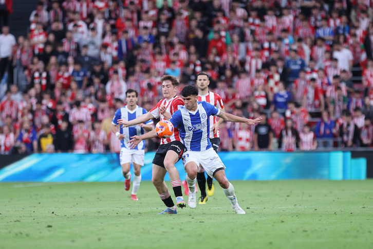 Hugo Novoa, en el derbi del año pasado frente al Athletic.