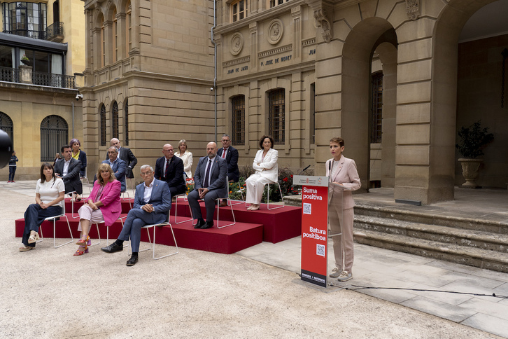 Chivite ha comparecido para hacer balance del ecuador de la legislatura junto a sus consejeros en los jardines del Palacio de Nafarroa.