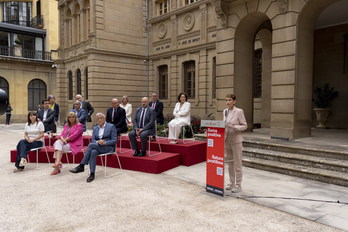 Chivite ha comparecido para hacer balance del ecuador de la legislatura junto a sus consejeros en los jardines del Palacio de Nafarroa.