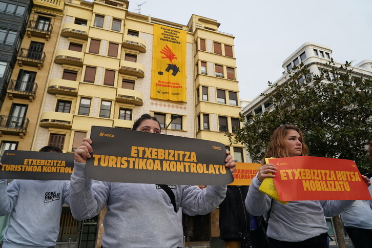 Protesta de Sortu en Gros contra el auge del precio de la vivienda en febrero de 2024.