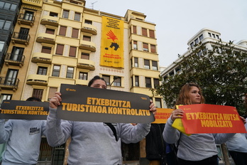 Protesta de Sortu en Gros contra el auge del precio de la vivienda en febrero de 2024.