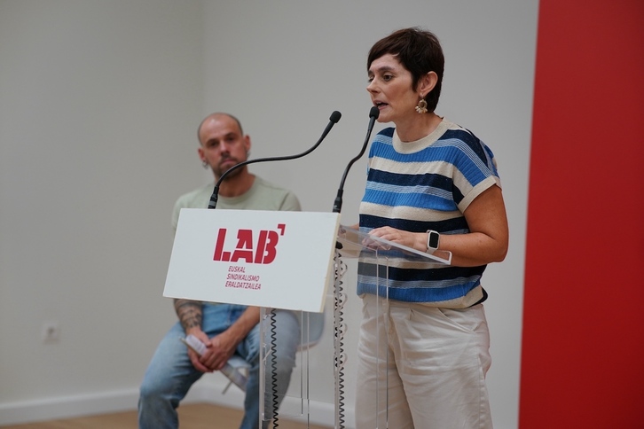 Garbiñe Aranburu interviene ante la atenta mirada de Endika Pérez.