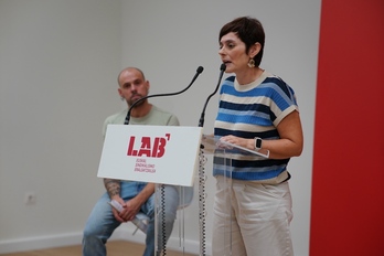 Garbiñe Aranburu interviene ante la atenta mirada de Endika Pérez.