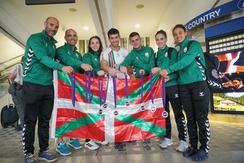 Euskal selekzioari ongietorria Loiuko aireportuan.