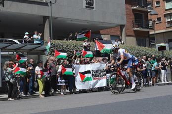 Símbolos de apoyo a Palestina en Itzulia Women, al paso por Basauri.